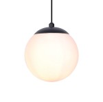 Czarna lampa wisząca Savoy D14 z jedną oprawą, z okrągłym kloszem w odcieniu mlecznym. Klosz zawieszony na cienkim, czarnym przewodzie, z metalowym wykończeniem u góry. Idealna do nowoczesnych wnętrz.