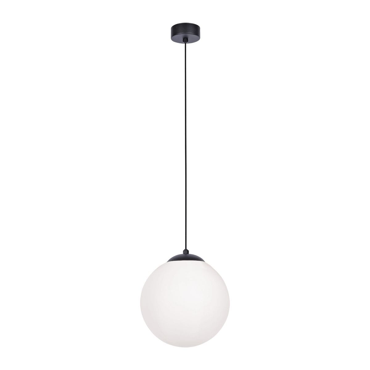Czarna lampa wisząca Savoy D30 z jednym punktem świetlnym, zawieszona na cienkim przewodzie. Okrągła, biała kula z matowego szkła, montowana na czarnym elemencie sufitowym. Prosty, nowoczesny design idealny do różnych wnętrz.