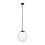 Czarna lampa wisząca Savoy D30 z jednym punktem świetlnym, zawieszona na cienkim przewodzie. Okrągła, biała kula z matowego szkła, montowana na czarnym elemencie sufitowym. Prosty, nowoczesny design idealny do różnych wnętrz.