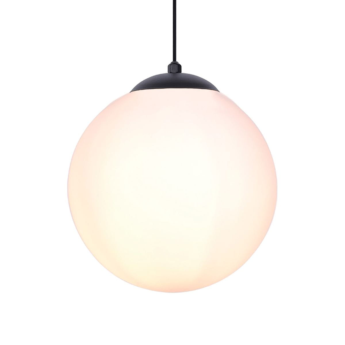 Lampa wisząca Savoy D30 w kolorze czarnym, z okrągłym kloszem z mlecznego szkła, zawieszona na cienkim czarnym cablu. Klosz ma gładką, zaokrągloną formę, a u góry znajduje się metalowa osłona. Idealna do nowoczesnych wnętrz.