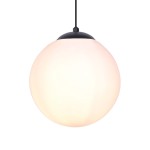 Lampa wisząca Savoy D30 w kolorze czarnym, z okrągłym kloszem z mlecznego szkła, zawieszona na cienkim czarnym cablu. Klosz ma gładką, zaokrągloną formę, a u góry znajduje się metalowa osłona. Idealna do nowoczesnych wnętrz.