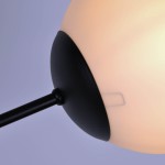 Czarna lampa sufitowa Savoy 4-punktowa K-4924 z metalowym mocowaniem i opalowymi kloszami. Widoczny detal mocowania oraz gładka, okrągła forma klosza, zbliżenie na element montażowy.