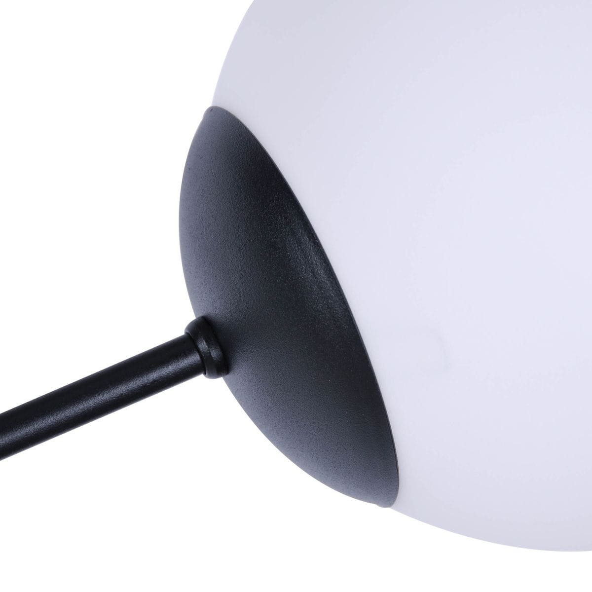 Czarna lampa sufitowa Savoy K-4925 z sześcioma punktami świetlnymi. Okrągłe, białe klosze z matowego szkła, zamocowane na cienkich, czarnych ramionach. Widok z boku, ukazujący detal mocowania klosza.