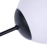 Czarna lampa sufitowa Savoy K-4925 z sześcioma punktami świetlnymi. Okrągłe, białe klosze z matowego szkła, zamocowane na cienkich, czarnych ramionach. Widok z boku, ukazujący detal mocowania klosza.