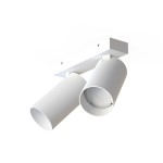 Biała lampa sufitowa (spot) 2-punktowa z dwoma cylindrycznymi kloszami zamocowanymi na prostokątnej podstawie. Klosze skierowane w różnych kierunkach, na jednolitym białym tle.