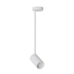 Biała lampa wisząca Mono Long M z jednym punktem świetlnym. Posiada prostą, cylindryczną obudowę oraz długi, smukły przewód. Ujęcie z boku, lampa zawieszona pod sufitem na jednolitym tle.