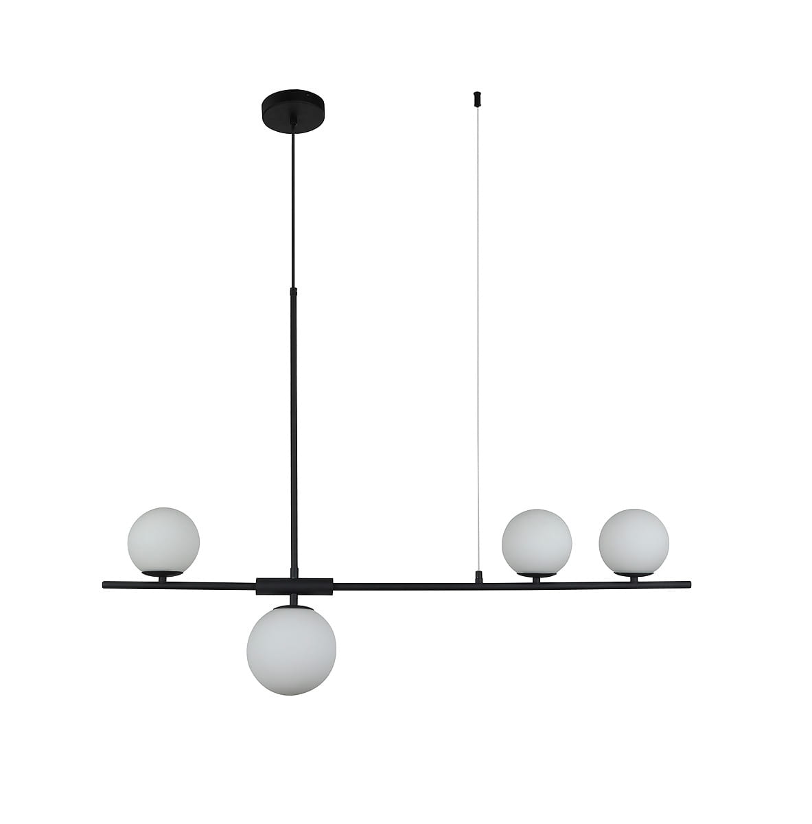 Czarna lampa wisząca Santander 4-punktowa z białymi, okrągłymi kloszami. Produkt zawieszony na cienkim, czarnym przewodzie, z poziomą belką podtrzymującą cztery kuliste źródła światła, idealna do nowoczesnych wnętrz.