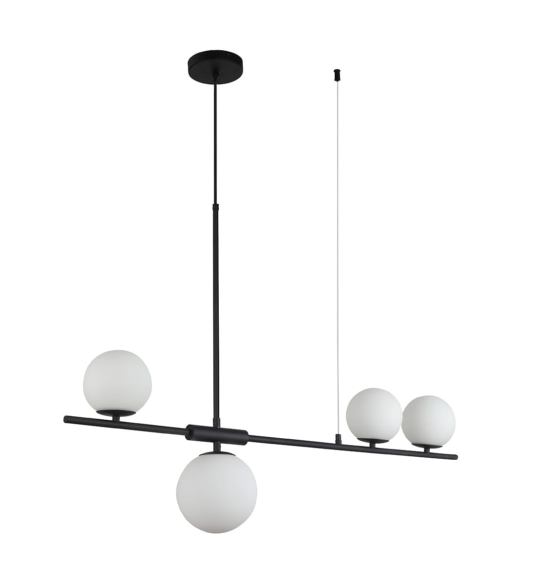 Lampa wisząca Santander 4-punktowa w kolorze czarnym, z czterema okrągłymi, mlecznymi kloszami. Ułożona poziomo na cienkiej, czarnej rurze, zawieszona na długim kablu. Prosty, nowoczesny design idealny do różnych wnętrz.