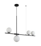 Lampa wisząca Santander 4-punktowa w kolorze czarnym, z czterema okrągłymi, mlecznymi kloszami. Ułożona poziomo na cienkiej, czarnej rurze, zawieszona na długim kablu. Prosty, nowoczesny design idealny do różnych wnętrz.