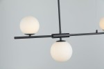 Czarna lampa wisząca Santander 4-punktowa z matowymi, okrągłymi kloszami. Ujęcie z boku, pokazujące cztery kuliste źródła światła zawieszone na poziomej rurze. Prosty, nowoczesny design, idealny do minimalistycznych wnętrz.