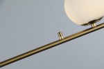 Lampa wisząca Santander 4-punktowa w kolorze złotym. Konstrukcja z metalowego stelaża z okrągłymi oprawami na białe klosze. Ujęcie z góry, pokazujące detale mocowania oraz jedną z lamp. Tło jasnoszare, minimalistyczne.