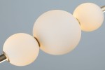 Lampa wisząca Sandra LED 1-punktowa w kolorze złotym z trzema matowymi, okrągłymi kloszami. Klosze są umieszczone na złotym stelażu, tworząc nowoczesny design. Ujęcie z bliska, skupiające się na detalach kloszy i mocowania.