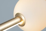 Złota lampa wisząca Sandra LED 1-punktowa z okrągłym, mlecznym kloszem. Ujęcie z góry, ukazujące detal mocowania i oświetlenie. Metalowa konstrukcja z matowym wykończeniem, stylowa i nowoczesna. Tło w jednolitym kolorze.