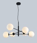 Lampa wisząca Oviedo 6-punktowa w kolorze czarnym. Posiada sześć okrągłych kloszy z matowego szkła, umieszczonych na czarnych ramionach. Montowana na cienkim przewodzie, wisi z sufitu, tworząc nowoczesny design. Tło jednolite, szare.