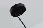Czarna lampa wisząca Oviedo 6-punktowa, widok z dołu. Okrągły, matowy sufitowy uchwyt z dwoma przewodami mocującymi. Prosty design, idealna do nowoczesnych wnętrz. Tło jasnoszare, co podkreśla elegancję produktu.