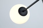 Lampa wisząca Oviedo 6-punktowa w kolorze czarnym. Okrągła, matowa kula z białym kloszem, zawieszona na cienkim, czarnym ramieniu. Widok z dołu, ukazujący detal mocowania do sufitu oraz elegancki design. Idealna do nowoczesnych wnętrz.