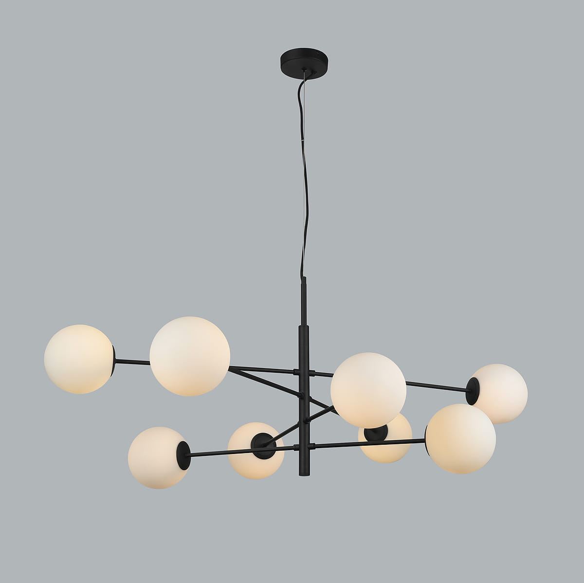 Lampa wisząca Oviedo, czarna, z ośmioma okrągłymi kloszami w kolorze mlecznym, zawieszona na długim przewodzie. Klosze rozmieszczone na metalowej konstrukcji w formie ramy, nadając nowoczesny wygląd. Tło w jednolitej szarości.