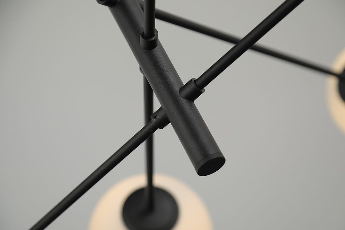 Lampa wisząca Oviedo 8-punktowa w kolorze czarnym, z metalowymi elementami i prostą konstrukcją. Uchwyty i ramiona w geometrycznym układzie, z wyraźnymi detalami mocowania. Widoczne okrągłe podstawy lamp. Ujęcie z góry.