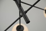 Lampa wisząca Oviedo 8-punktowa w kolorze czarnym, z metalowymi elementami i prostą konstrukcją. Uchwyty i ramiona w geometrycznym układzie, z wyraźnymi detalami mocowania. Widoczne okrągłe podstawy lamp. Ujęcie z góry.