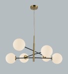 Lampa wisząca Oviedo, 6-punktowa, z czarnymi metalowymi ramionami i złotym wykończeniem. Posiada sześć okrągłych kloszy w kolorze białym, zawieszona na cienkim przewodzie. Kąt ujęcia: frontalny, na jednolitym tle.