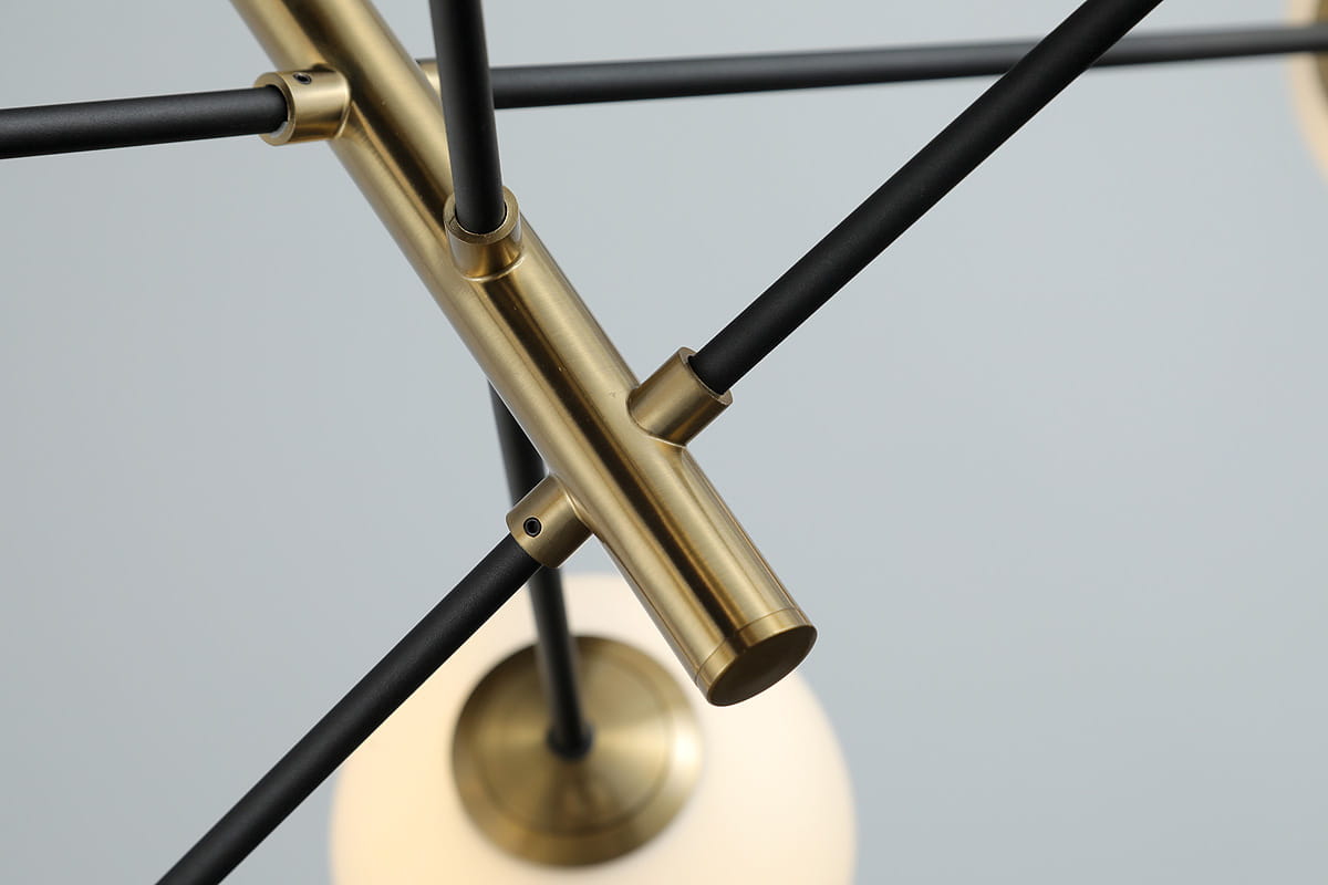Lampa wisząca Oviedo 6-punktowa w kolorze czarnym i złotym. Konstrukcja z metalowymi, czarnymi prętami i złotymi elementami, widoczna podstawa z okrągłym mocowaniem. Ujęcie z góry, ukazujące detale mocowania i kształt lampy.