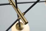 Lampa wisząca Oviedo 6-punktowa w kolorze czarnym i złotym. Konstrukcja z metalowymi, czarnymi prętami i złotymi elementami, widoczna podstawa z okrągłym mocowaniem. Ujęcie z góry, ukazujące detale mocowania i kształt lampy.