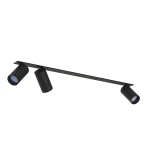 Czarna lampa sufitowa wpustowa Mono Surface z trzema punktami świetlnymi. Każdy z reflektorów ma cylindryczny kształt i jest zamocowany na prostokątnej podstawie. Lampa zainstalowana poziomo, na białym tle.