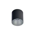 Czarna lampa sufitowa Point Tone 1-punktowa z metalowym wykończeniem w kolorze srebrnym. Okrągła, wisząca konstrukcja z gładką powierzchnią, umieszczona na białym tle. Widoczny reflektor wewnętrzny, emitujący światło w dół.