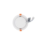Oprawa LED CL Kos o mocy 10W, strumieniu świetlnym 1100lm, w temperaturze barwowej 4000K. Produkt w kolorze białym, okrągły, z widocznymi zatrzaskami i przewodami. Ujęcie z góry, ukazujące szczegóły konstrukcji.