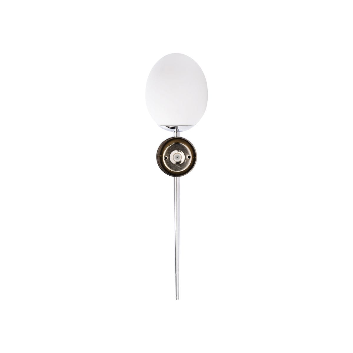 Kinkiet Torch 1-punktowy w kolorze chromu z okrągłą, matową, białą kloszem. Zamontowany na ścianie, z widoczną podstawą i gniazdem. Prosty, elegancki design, idealny do nowoczesnych wnętrz.