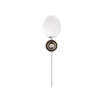 Kinkiet Torch 1-punktowy w kolorze chromu z okrągłą, matową, białą kloszem. Zamontowany na ścianie, z widoczną podstawą i gniazdem. Prosty, elegancki design, idealny do nowoczesnych wnętrz.