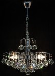 Monte Carlo żyrandol 3-punktowy w kolorze chromu z wiszącymi kryształowymi dekoracjami. Produkt jest zawieszony na długim łańcuchu, z trzema źródłami światła, widoczny z przodu na ciemnym tle. Kryształy odbijają światło, tworząc efekty świetlne.