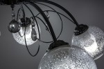 Lampa sufitowa Carmen, 5-punktowa, w chromowanej obudowie. Szklane klosze z fakturą przypominającą bąbelki, dekoracje z kryształkami. Ujęcie z góry, ukazujące szczegóły mocowania i zawieszenia. Tło neutralne, podkreślające elegancję lampy.