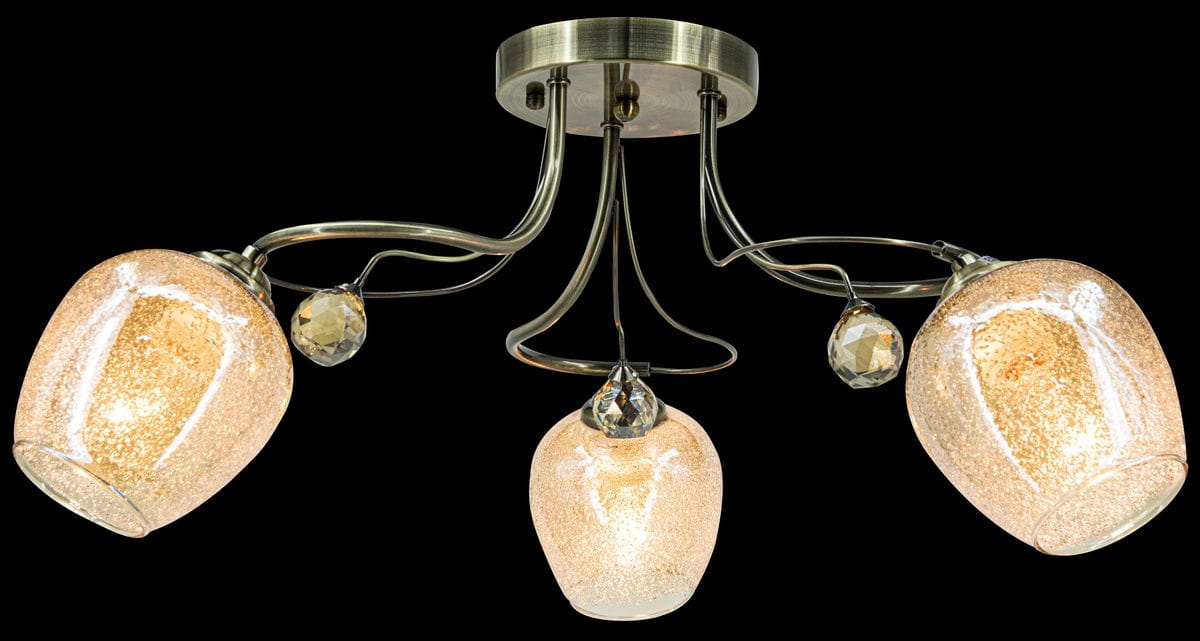 Lampa sufitowa 3-punktowa Blanka w kolorze patyny, z trzema szklanymi kloszami o lekko złotym wykończeniu i dekoracyjnymi kryształkami. Ujęcie z dołu, ukazujące elegancki design i kształt kloszy. Idealna do nowoczesnych wnętrz.