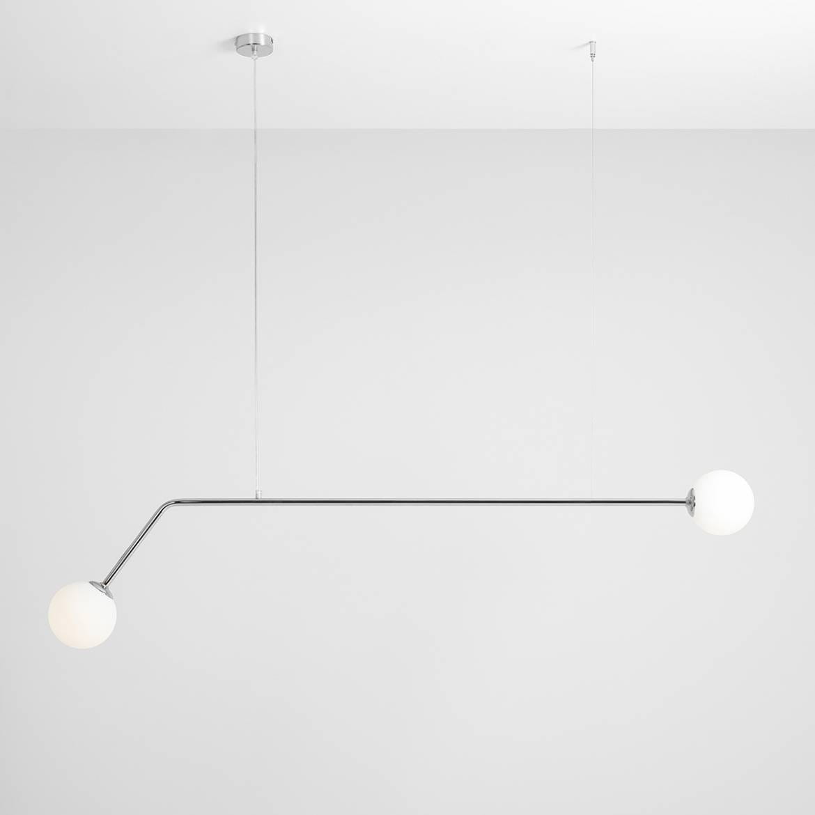 Lampa wisząca Pure 2-punktowa w chromie, z prostą, metalową konstrukcją i dwiema okrągłymi, białymi kloszami. Ujęcie frontalne, zawieszona na cienkim kablu, na jasnym tle. Idealna do nowoczesnych wnętrz.