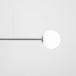Lampa wisząca Pure 2-punktowa w chromowanej obudowie, z długim metalowym ramieniem i okrągłą, białą kulistą osłoną. Produkt zawieszony poziomo z minimalistycznym designem, na jednolitym, jasnym tle.