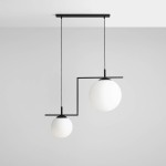 Lampa wisząca Zac II, czarna, z dwiema okrągłymi, białymi kulami na asymetrycznych, metalowych ramionach. Zawieszona na prostokątnej podsufitce, w minimalistycznym stylu, idealna do nowoczesnych wnętrz.