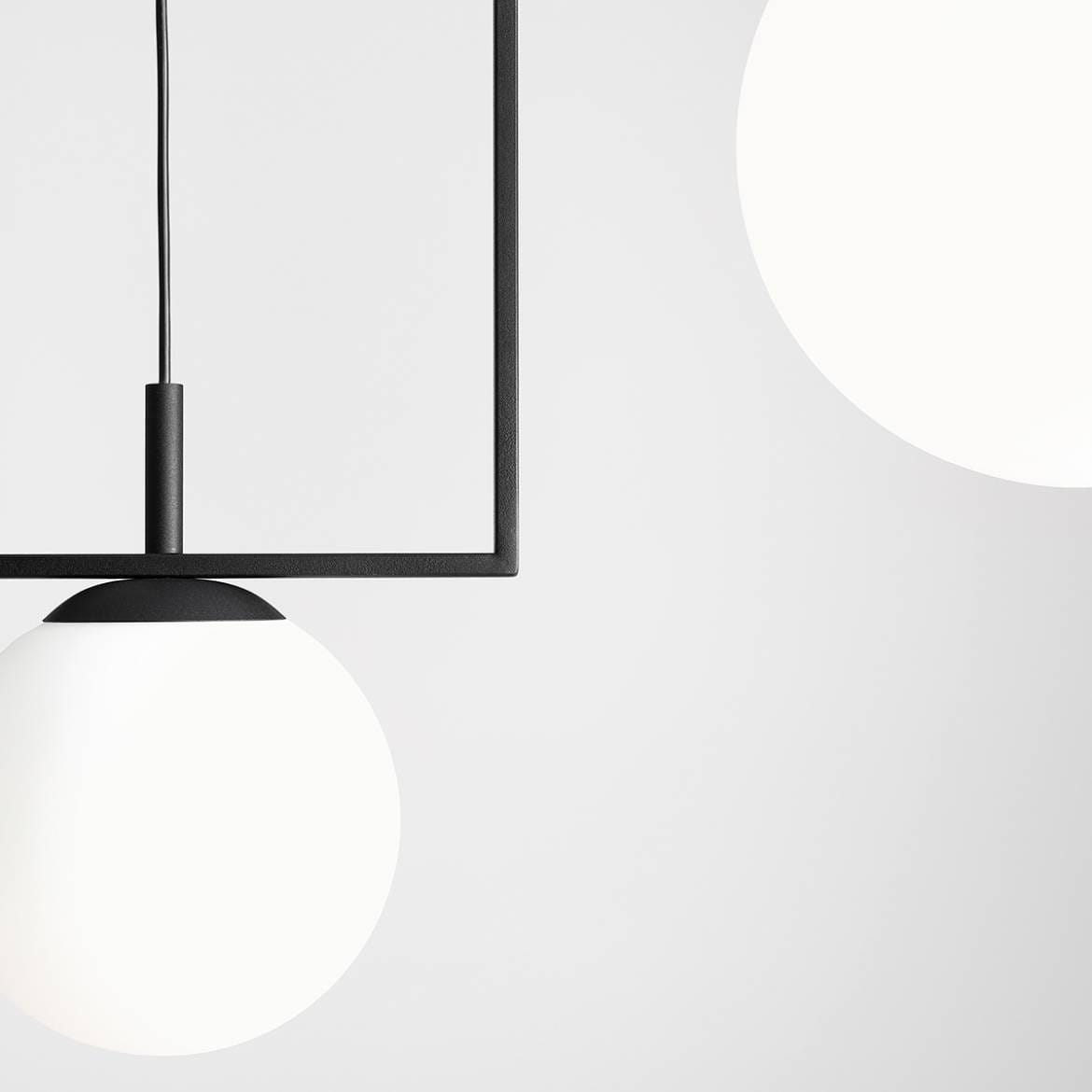 Czarna lampa wisząca Zac II z dwoma okrągłymi kloszami w kolorze białym. Klosze zawieszone na prostokątnej ramie, widok z góry. Styl minimalistyczny, idealna do nowoczesnych wnętrz.