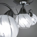 Lampa sufitowa Sting 3-punktowa w chromie, z trzema kulistymi kloszami w białym, matowym szkle z delikatnym, spiralnym wzorem. Klosze są osadzone na eleganckich, chromowanych ramionach, tworząc nowoczesną kompozycję.