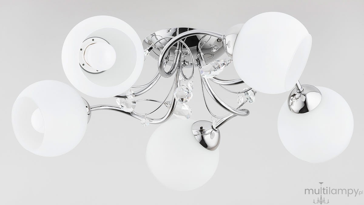 Livia Pro lampa sufitowa 5-punktowa z chromowanym stelażem i pięcioma białymi, matowymi kloszami. Klosze mają okrągły kształt, a lampa jest zamontowana na suficie. W centralnej części widoczne są przezroczyste kryształki dekoracyjne.