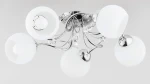 Livia Pro lampa sufitowa 5-punktowa z chromowanym stelażem i pięcioma białymi, matowymi kloszami. Klosze mają okrągły kształt, a lampa jest zamontowana na suficie. W centralnej części widoczne są przezroczyste kryształki dekoracyjne.