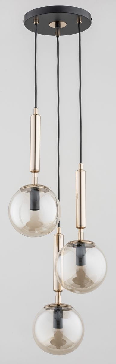 Lampa wisząca Volda Picolo 3-punktowa w kolorze czarnym i złotym. Trzy szklane kuliste klosze zawieszone na czarnych przewodach, z metalowymi elementami w odcieniu złota. Montaż sufitowy, minimalistyczny design.