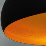 Lampa wisząca Aron 1-punktowa w czarnym kolorze z okrągłym kloszem. Wnętrze klosza w intensywnym odcieniu pomarańczowym, z delikatną teksturą. Ujęcie z góry, pokazujące kontur oraz kolorowe detale klosza.