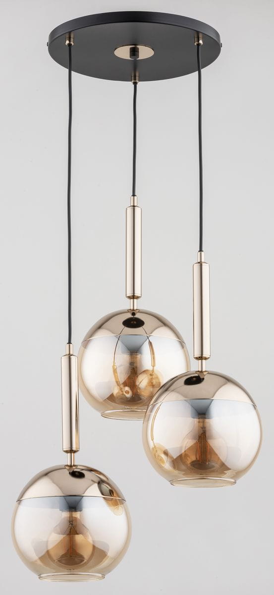 Lampa wisząca Volda New 3-punktowa w kolorze czarnym i złotym, z trzema okrągłymi kloszami z przezroczystego szkła. Klosze zawieszone na czarnych przewodach, przymocowane do okrągłej podstawy. Elegancki design, idealna do nowoczesnych wnętrz.