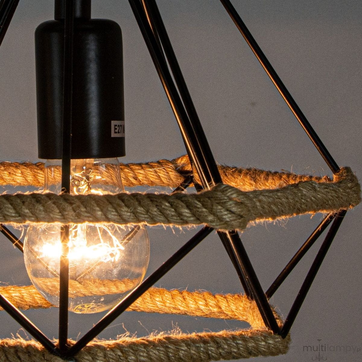 Lampa wisząca Piramida D25 w kolorze czarnym, z metalową konstrukcją i sznurkiem w naturalnym odcieniu. Zawiera żarówkę E27, umieszczoną w centralnej części, otoczoną sznurkiem, tworzącą nowoczesny design. Ujęcie z dołu, zbliżenie na detale.