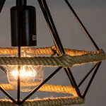 Lampa wisząca Piramida D25 w kolorze czarnym, z metalową konstrukcją i sznurkiem w naturalnym odcieniu. Zawiera żarówkę E27, umieszczoną w centralnej części, otoczoną sznurkiem, tworzącą nowoczesny design. Ujęcie z dołu, zbliżenie na detale.