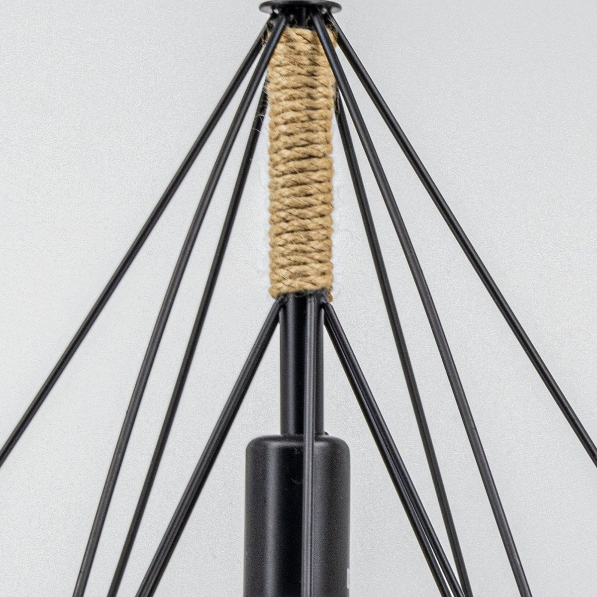 Czarna lampa wisząca Piramida D39 z metalową konstrukcją i sznurkiem w naturalnym kolorze. Widoczny górny element z plecionki, a także czarna podstawa. Ujęcie z bliska, pokazujące detale mocowania.
