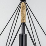 Czarna lampa wisząca Piramida D39 z metalową konstrukcją i sznurkiem w naturalnym kolorze. Widoczny górny element z plecionki, a także czarna podstawa. Ujęcie z bliska, pokazujące detale mocowania.