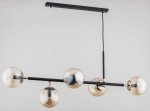 Lampa wisząca Dansa 5-punktowa w kolorze czarnym i złotym, z prostą metalową konstrukcją. Posiada pięć szklanych kloszy w złotym odcieniu, zawieszona na cienkim kabelku. Ujęcie z przodu, ukazujące równomierne rozmieszczenie kloszy.