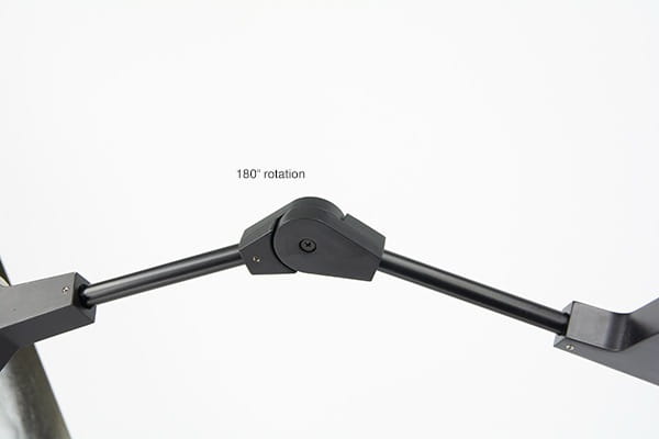 Lampa sufitowa Boston 3-punktowa w kolorze tytanowym i czarnym, z regulowanymi ramionami umożliwiającymi 180° obrotu. Widoczny mechanizm obrotowy oraz detale konstrukcyjne. Prosta forma, idealna do nowoczesnych wnętrz.